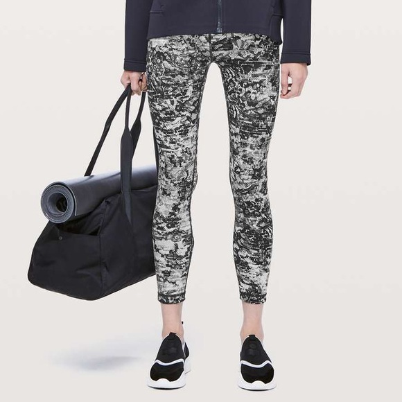 SOLD: lululemon Wunder Under High-Rise 7/8 Tight • Size 6 • Luxtreme - Picture 1 of 9